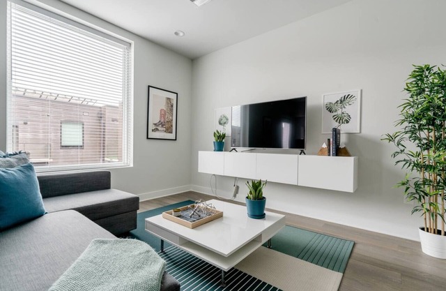 Fabulous and Brand New Downtown Condo with free parking and gym