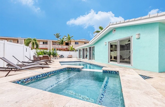 Fabulous Beach House - 1 Block from beach!