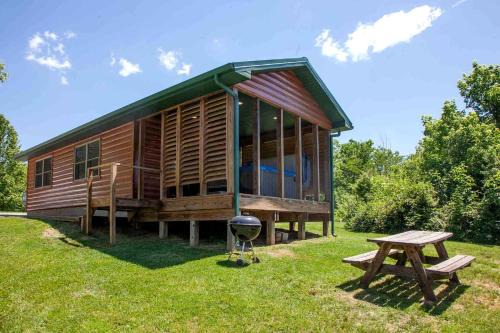 Fabulous Cabin with Hot-tub in Herod, Illinois