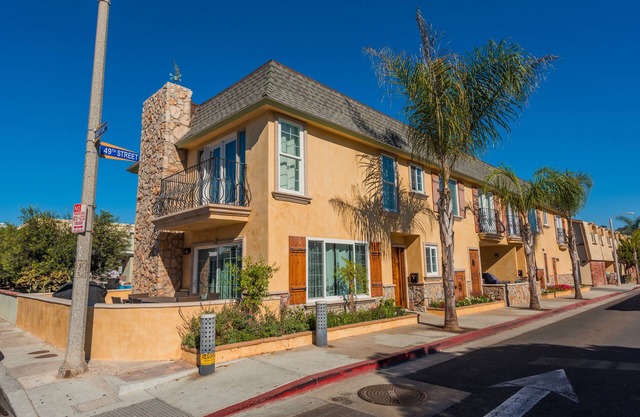Fabulous Eight Bedroom Townhouse Duplex Near The Sand with AC!