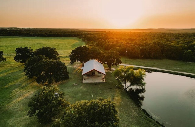 Fabulous family friendly-3-bedroom cabin within minutes of Stephenville and TSU