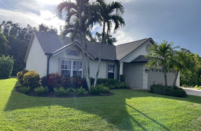 Fabulous home w/new pool & spa. Minutes to golf, shop, dine, and fun-in-sun.
