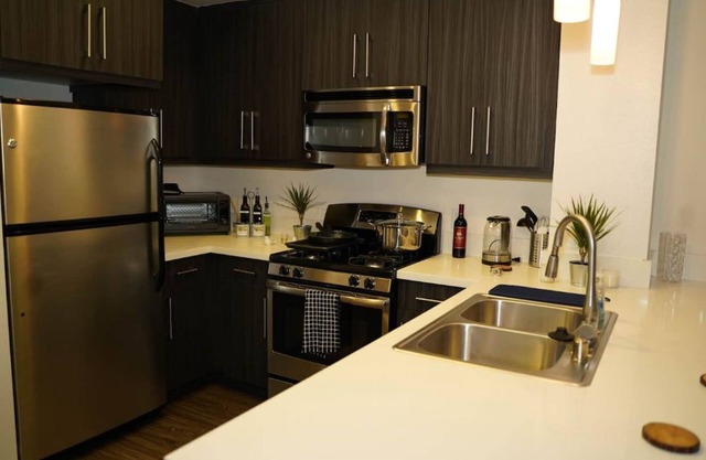 Fabulous - King - Gym - W/D - Kitchen - Parking