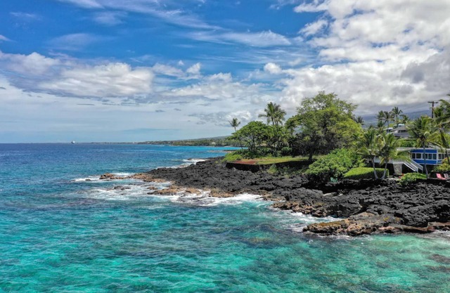 Fabulous Kona oceanfront 6 bedrooms for 12!