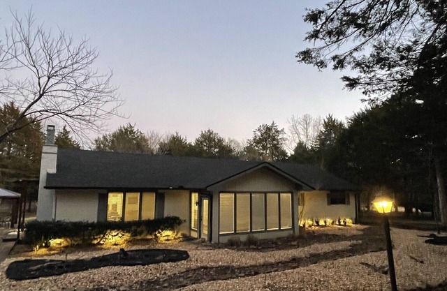 Fabulous Lake Front Home(Flat walk to water) For Your Enjoyment Of Beaver Lake!