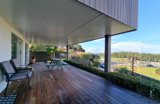 Fabulous Milford 1BR With Views & SkyTV