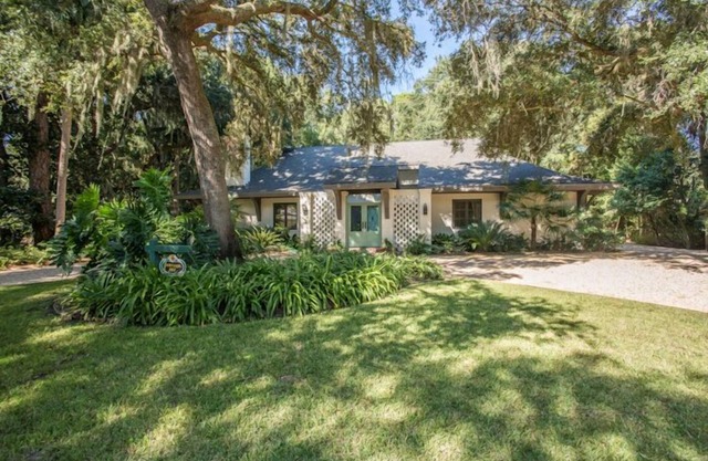 Fabulous Modern Cottage with Pool! 2 Minute Walk to Beach!