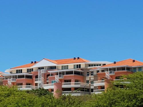 Fabulous Ocean View Apartment in Secure Resort, 5 min Walk to Beaches & Restaurants