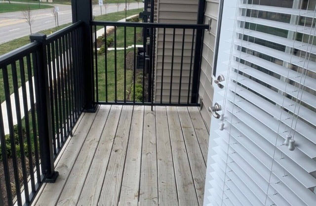 Fabulous on Federated with A/C, top floor, enclosed balcony!