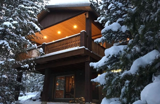FABULOUS Remodel with Private Hot Tub, & more! Ten minutes to Yellowstone NP!