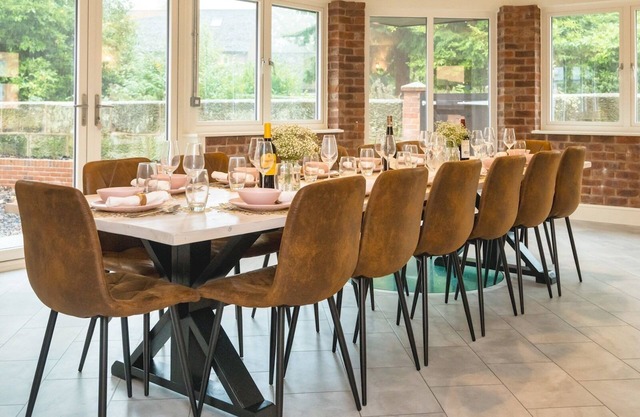 Fabulous Retreat (sleeps 14) with Pool and Sauna| Pass the Keys