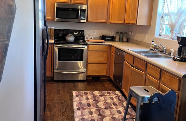 Fabulous townhome with AC in Cheyenne available, accepts pets.