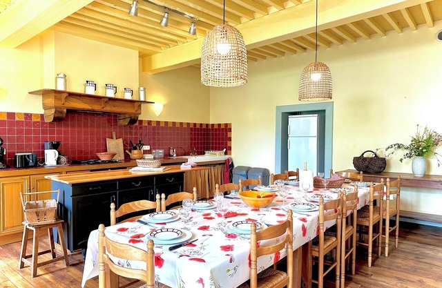 Facing the Pyrenees, this former Comminges farmhouse offers space and comfort