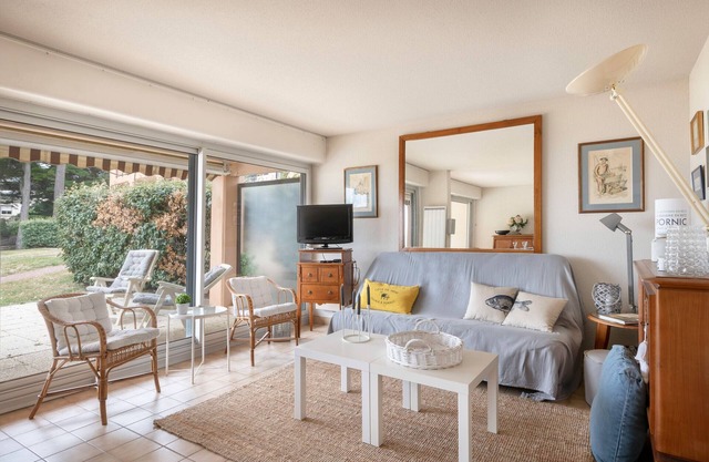 Facing the sea, close to the beach for 4 people.