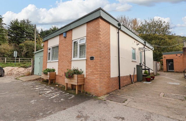 FAIRWAYS, pet friendly, with a garden in Prestatyn