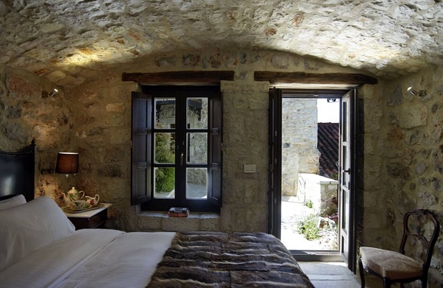 FAIRY TAILE STONE VILLA ON WAY TO ANCIENT OLYMPIA - DOUBLE ROOM-PET FRIENDLY