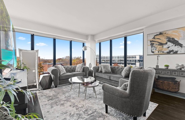 "Faith of Evanston" 180°view, 2BDR +2Bath Urban luxury