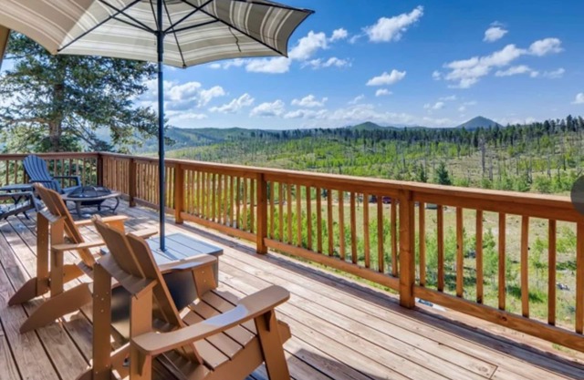 Falcon Ridge Chalet-Woodland Park: WiFi & Views, Deck and Views of Pikes Peak