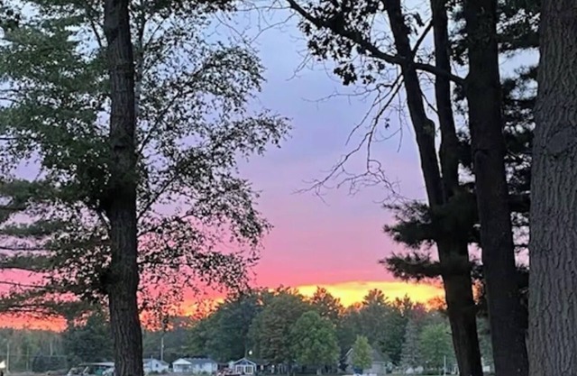 Fall colors arriving and the orchard is open! Cozy Lake view cottage