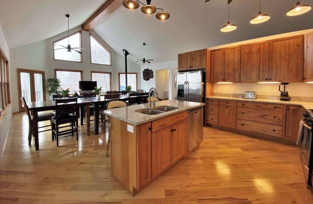 Fall Colors Getaway | Walk to Downtown & Ferry