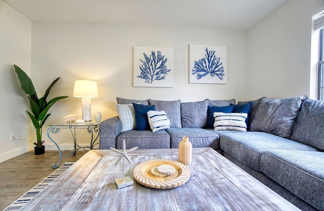 Fall Deal! Luxury Retreat~Grill~Beach & Downtown~Sleeps 12