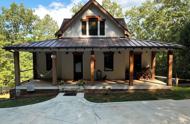 Fall Discount! 7 BR Luxury River home, hot tub, kayak, game room, fire pit