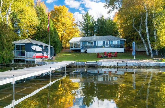 Fall Escape 3BR Cottage with Fire Pit & Lake Views