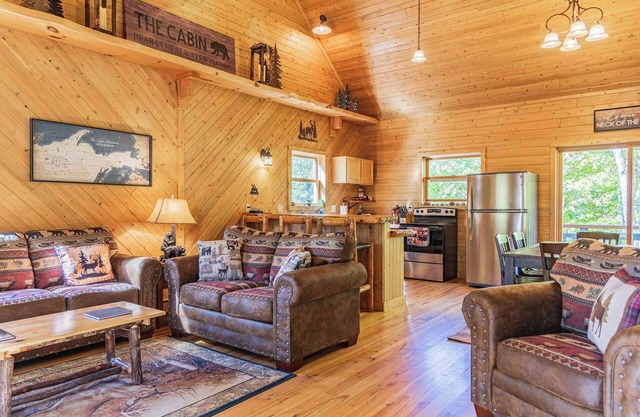 Fall Foliage Cabin|Pictured Rocks+Private Firepit