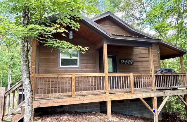 Fall Getaway - Fire Pit, Hot Tub & the Mountains of Murphy. NC
