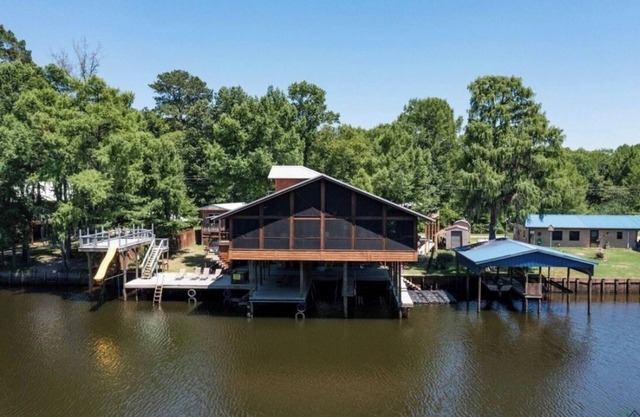 FALL! HOT TUB! FIRE PIT! Getaway at this Epic Waterfront Home!