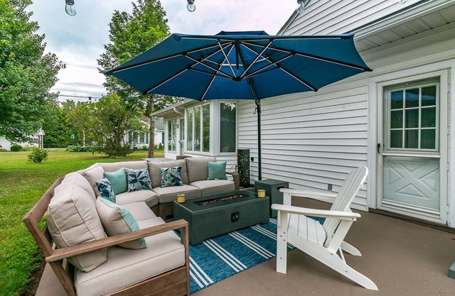 Fall Lake Getaway w/Bicycles & Walkable Neighborhood~ SPIRE/Wineries/BULA