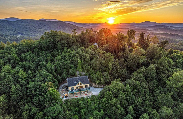 Fall @ Love Mtn-Views, Hot Tub, Sauna, Games, Sleeps 15