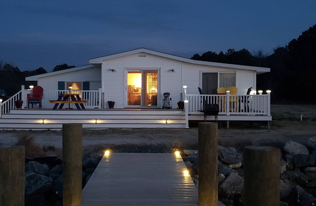 FALL RETREAT at a "Cozy" Waterfront Cottage