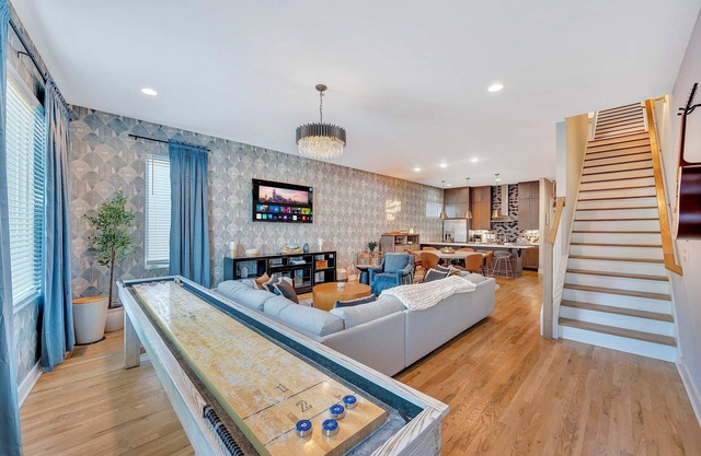 Fall rooftop deck, shuffleboard, BBQ, near Broadway & Nissan Stadium