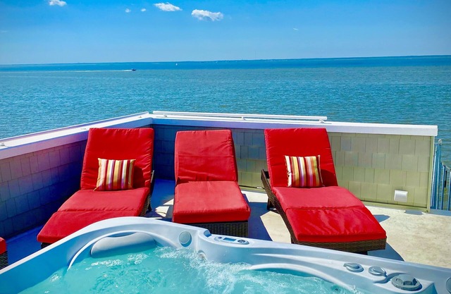 Fall Special Oct 10-13 for 3100, rooftop hot tub on the water!