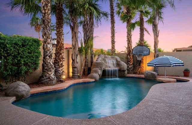 Fall Specials - Heated Pool w/Waterfall and Hot Tub! 4 Luxury Bedrooms
