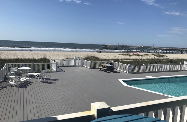 FALL SPECIALS! Oceanfront Condo, Sleeps 4, Close to Everything!