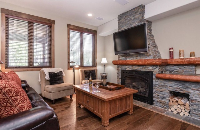 Fall Stays Available! Modern Townhome on Sierra Star Golf Course with Private Hot Tub and Grill!