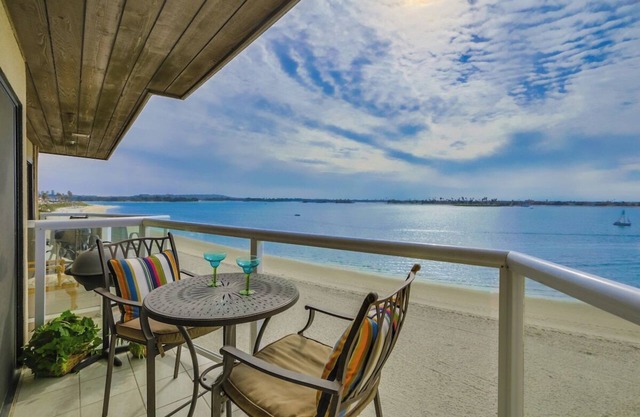 FALLing for Ginny's Bayfront condo +parking!