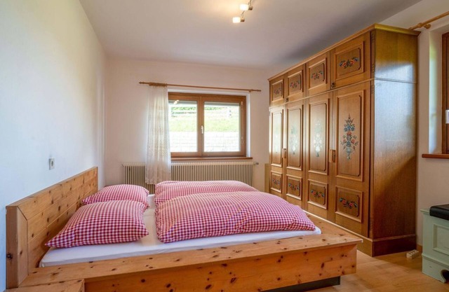 Familienzimmer, Dusche, WC, 2 Schlafräume - Ferienhaus Mittereggalm