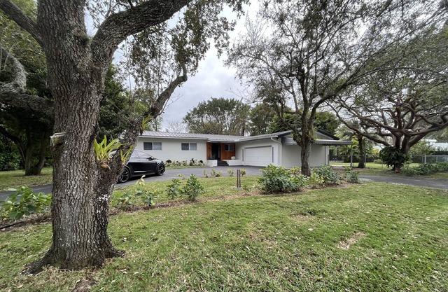 Family 4BR home near Dadeland Mall in a quiet and safe neighborhood.