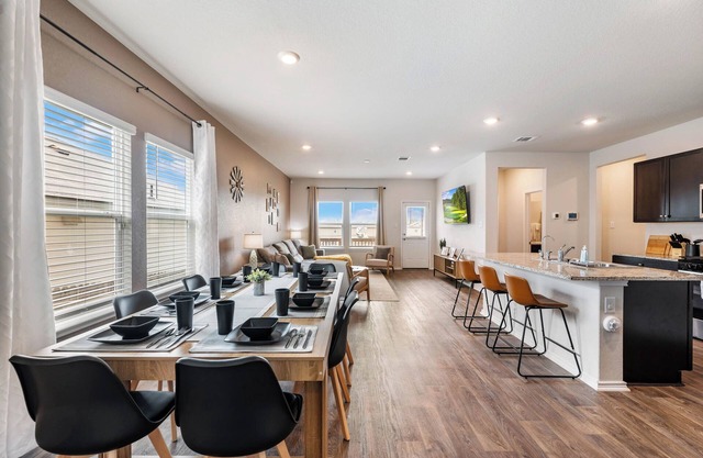 Family 5BR Western Retreat – Lackland BMT, SeaWorld & Riverwalk