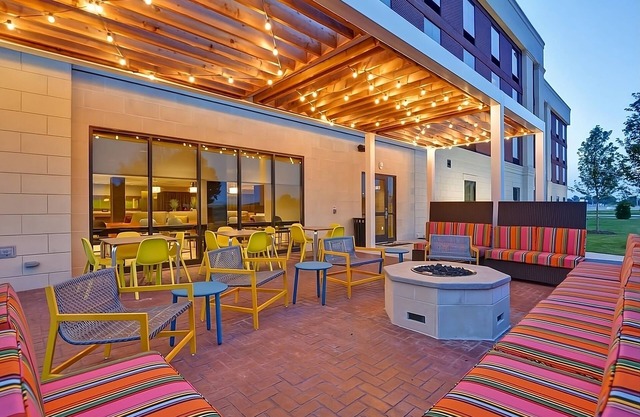 Family and Friends Getaway! Four Comfy Units, Pool, Free Parking