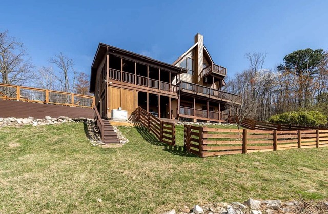 Family and Pet Friendly Cabin with Mountain Views, a Hot Tub, and Access to the Appalachian Trail, Perfect for a Weekend Getaway
