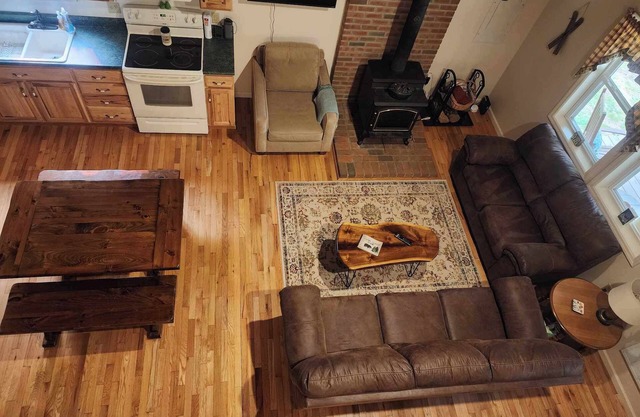 Family and Pet-Friendly, Charming Cabin