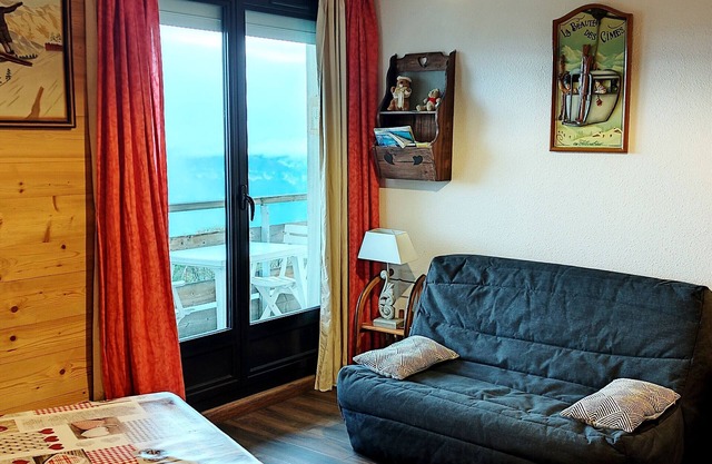 Family apartment near slopes and ski school