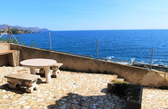Family apartment by the sea with garden, BBQ, parking, and pets allowed