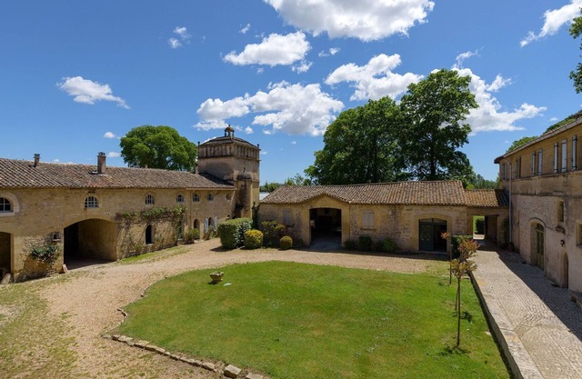 Family Apartment in a castle with pool in Petite Camargue