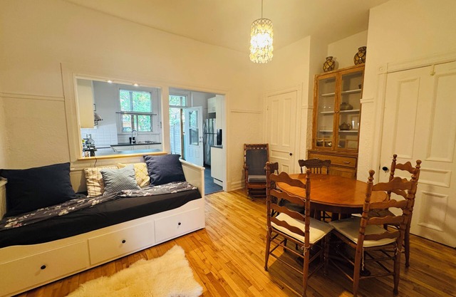 Family apartment-Metro Beaubien with Parking