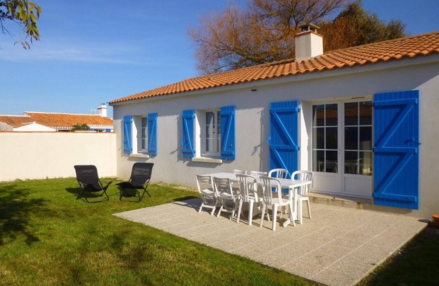 Family Beach House with Garden, Terrace & BBQ - Sleeps 8, 400m from Shore